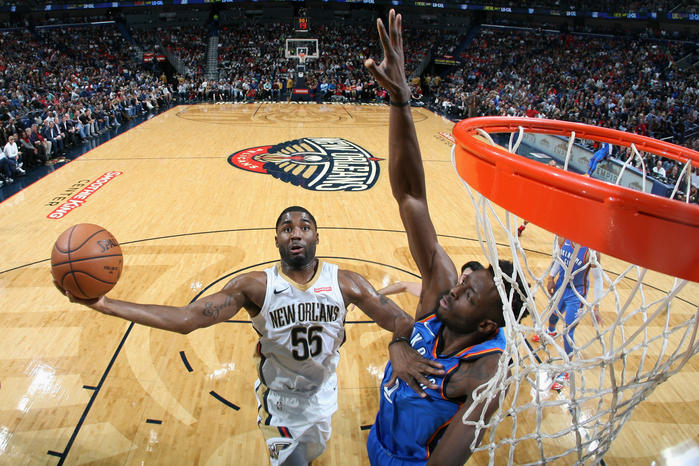NEW ORLEANS, LA - NOVEMBER 20:  E'Twaun Moore #55 of the New Orleans Pelicans shoots the ball against the Oklahoma City Thunder on November 20, 2017 at the Smoothie King Center in New Orleans, Louisiana. NOTE TO USER: User expressly acknowledges and agrees that, by downloading and or using this Photograph, user is consenting to the terms and conditions of the Getty Images License Agreement. Mandatory Copyright Notice: Copyright 2017 NBAE (Photo by Layne Murdoch/NBAE via Getty Images)