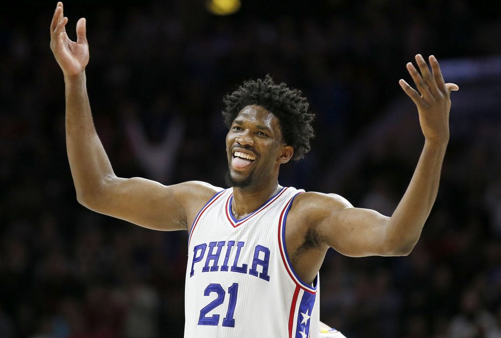 Joel Embiid consiguió otro doble-doble en la victoria contra Utah (Foto vía: Nj.com).