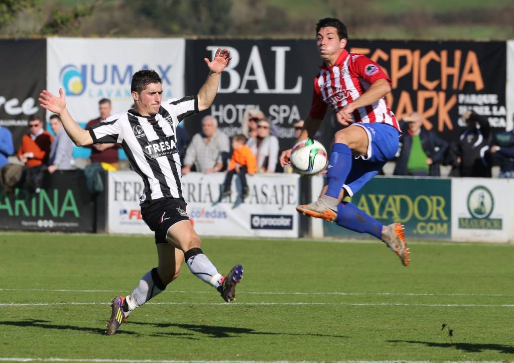 Jorge (Lealtad) disputa un balón con Álvaro Bustos (Sporting 'B') en el último encuentro disputado por ambos conjuntos en Les Caleyes (Foto: El Comercio)