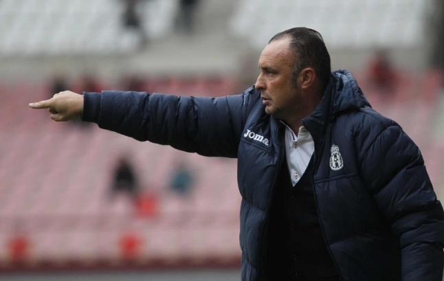 Josu Uribe da instrucciones en su etapa en el Real Avilés