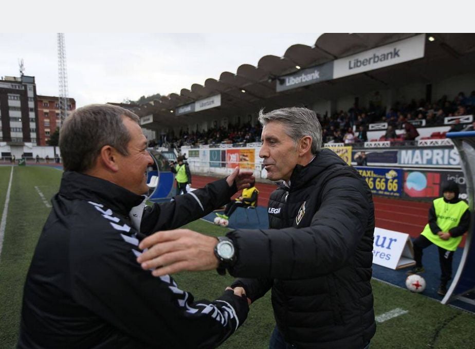 Los técnicos se abrazaban antes del inicio del encuentro en el Hermanos Antuña