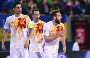 Pola celebra un gol bajo la mirada de Ortiz y Lin