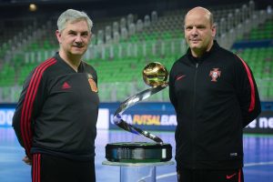 Venancio y Braz posan con el trofeo en la previa del encuentro 
