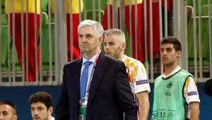 Venancio, con Miguelín y Adolfo detrás, atento al juego