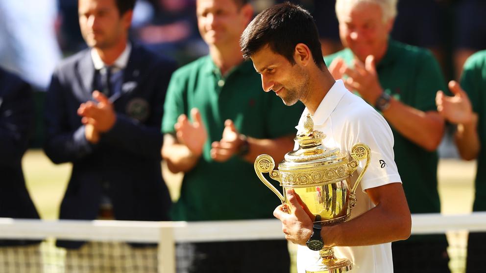 Djokovic abraza su cuarto trofeo de wimbledon (Fotografía: Getty Images).