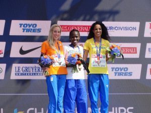 Atletas de los 10.000 metros lisos con sus respectivas medallas