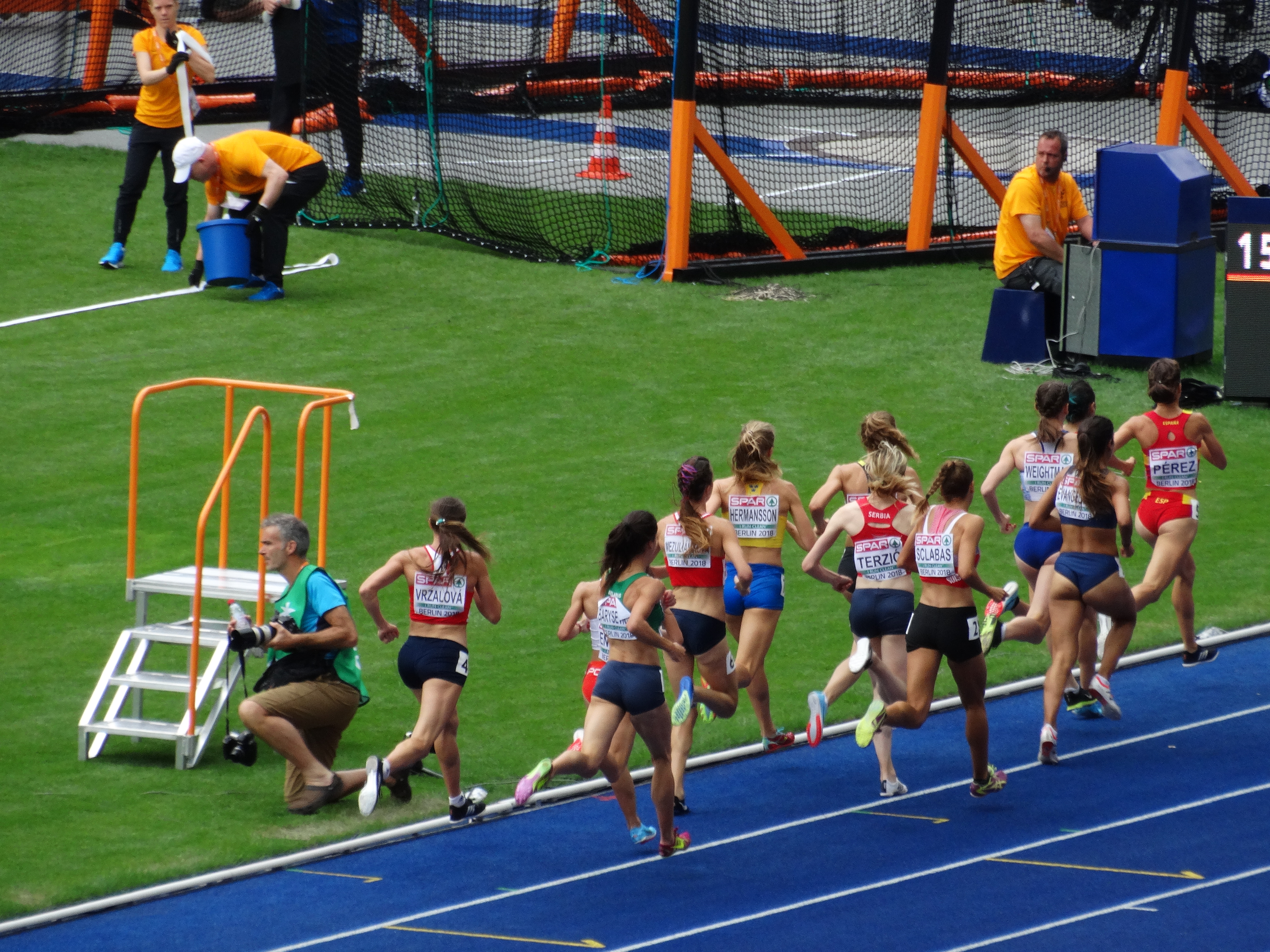 Atletas corriendo los 1500 metros lisos en el campeonato de Europa de Berlín