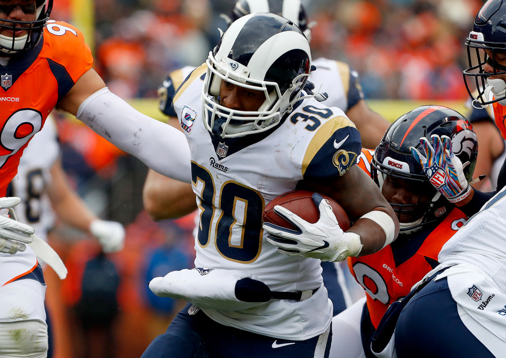 Todd Gurley placado por la defensa de Denver (fuente ;thedailynews). inst the Denver Broncos during the first half of an NFL football game, Sunday, Oct. 14, 2018, in Denver. (AP Photo/Joe Mahoney)