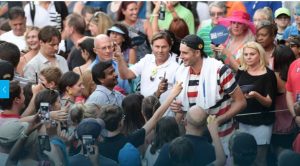 John Isner con aficionados