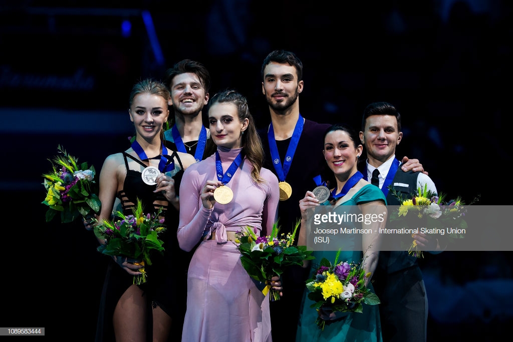 Alexandra Stepanova e Ivan Bukin de Rusia, Gabriella Papadakis y Guillaume Cizeron de Francia, Charlene Guignard y Marco Fabbri de Italia. (Foto de Joosep Martinson - International Skating Union (ISU)/ISU via Getty Images)