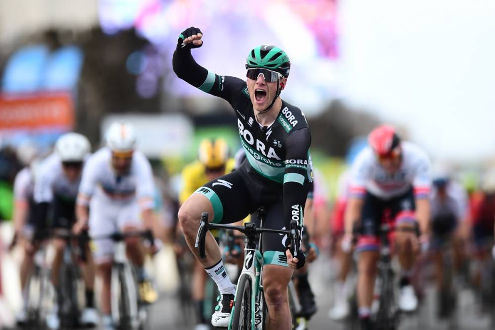 Sam Bennett, imponiendose en la llegada a Moulins/Yzeure