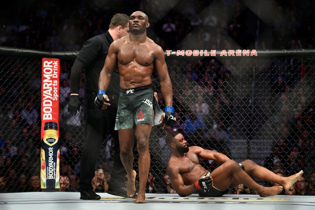 Kamaru Usman, durante su combate contra Tyron Woodley. | Foto: @ufc