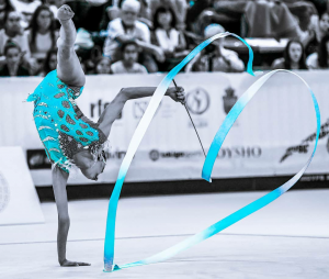 La gimnasta española Alba Bautista creando un corazón con la cinta en la Copa del Mundo de Guadalajara 2019. / Foto: Irene de Rocha (instagram @rgjournalism)