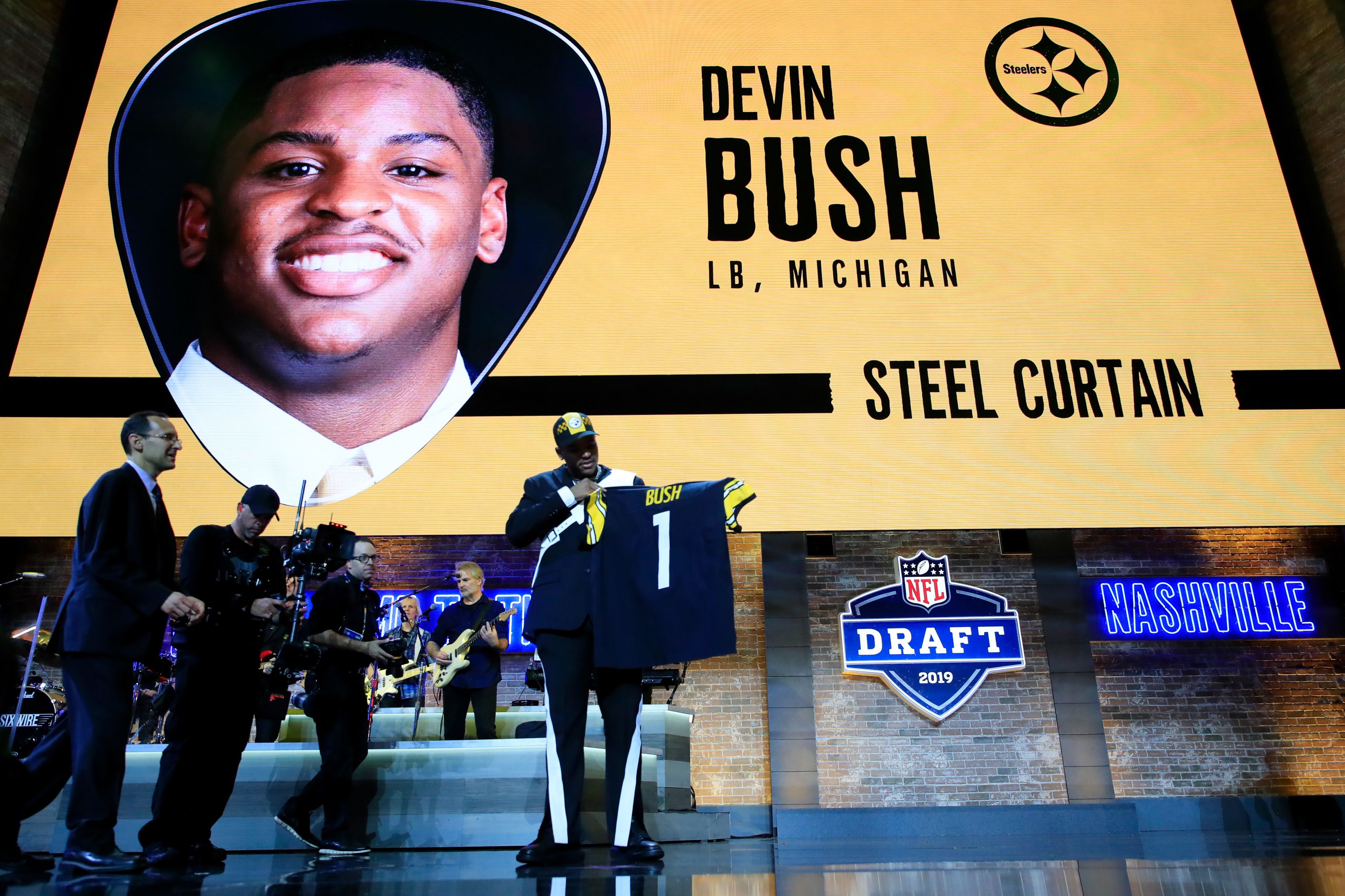 Devin Bush posa con su neuva camiseta (fuente: flipboard)