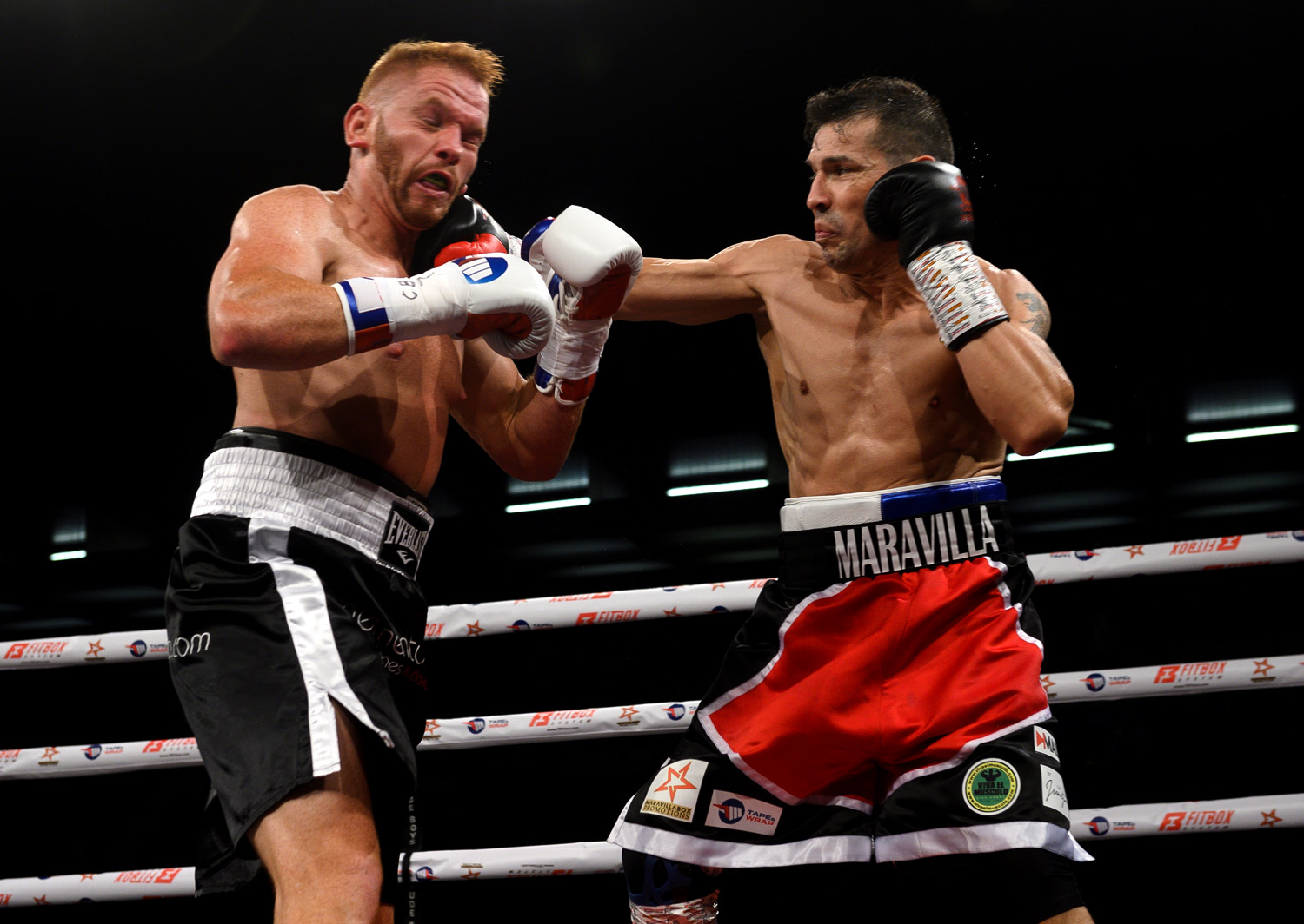 FM6024. TORRELAVEGA (CANTABRIA), 22/08/2020.- El excampeón mundial argentino de los pesos superwelter y mediano Sergio "Maravilla" Martínez (d) durante su regreso a sus 45 años al ring donde venció por nocaut técnico en el 7mo round al español José Fandiño, en un combate celebrado hoy viernes en el campo de fútbol de El Malecón, en la localidad cántabra de Torrelavega. EFE/Pedro Puente Hoyos