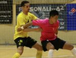 Shimizu, juagor del Córdoba controla un balón