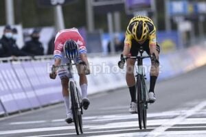 Van de Poel gana De Ronde 2020