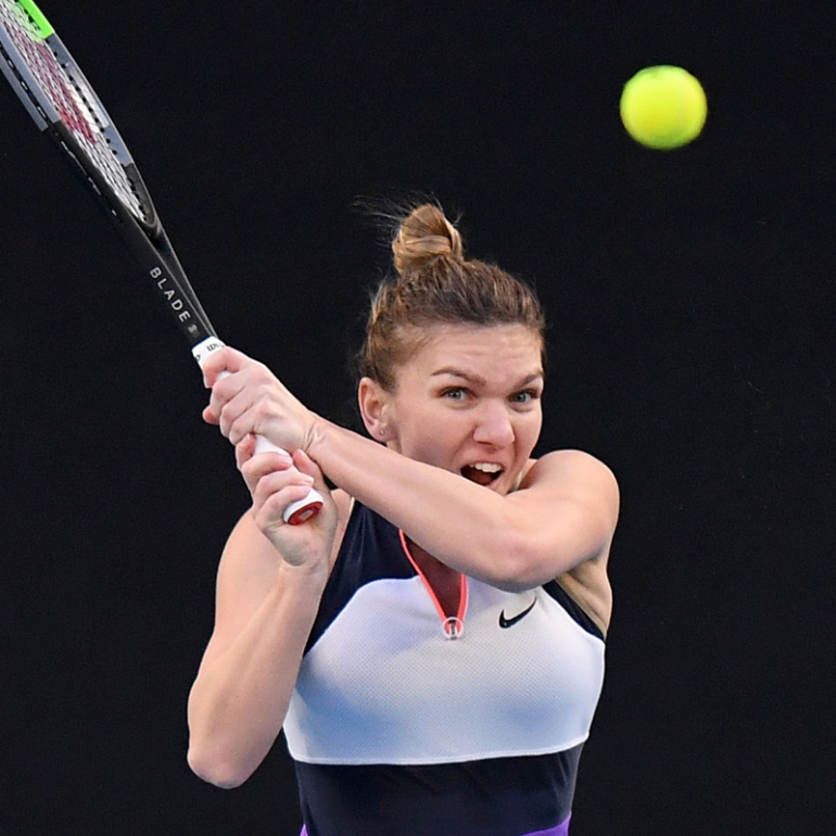 Simona Halep pegando revés a dos manos en AO 2021