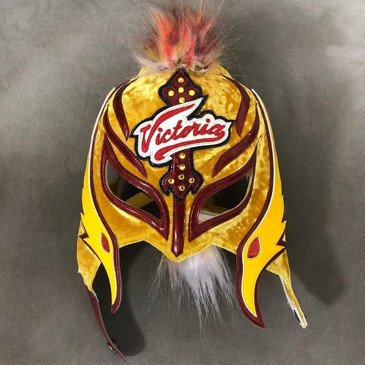 Rey Mysterio y máscara de Victoria