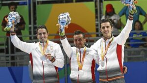 Juan Bautista al centro, con su medalla de oro ganada en Río 2016