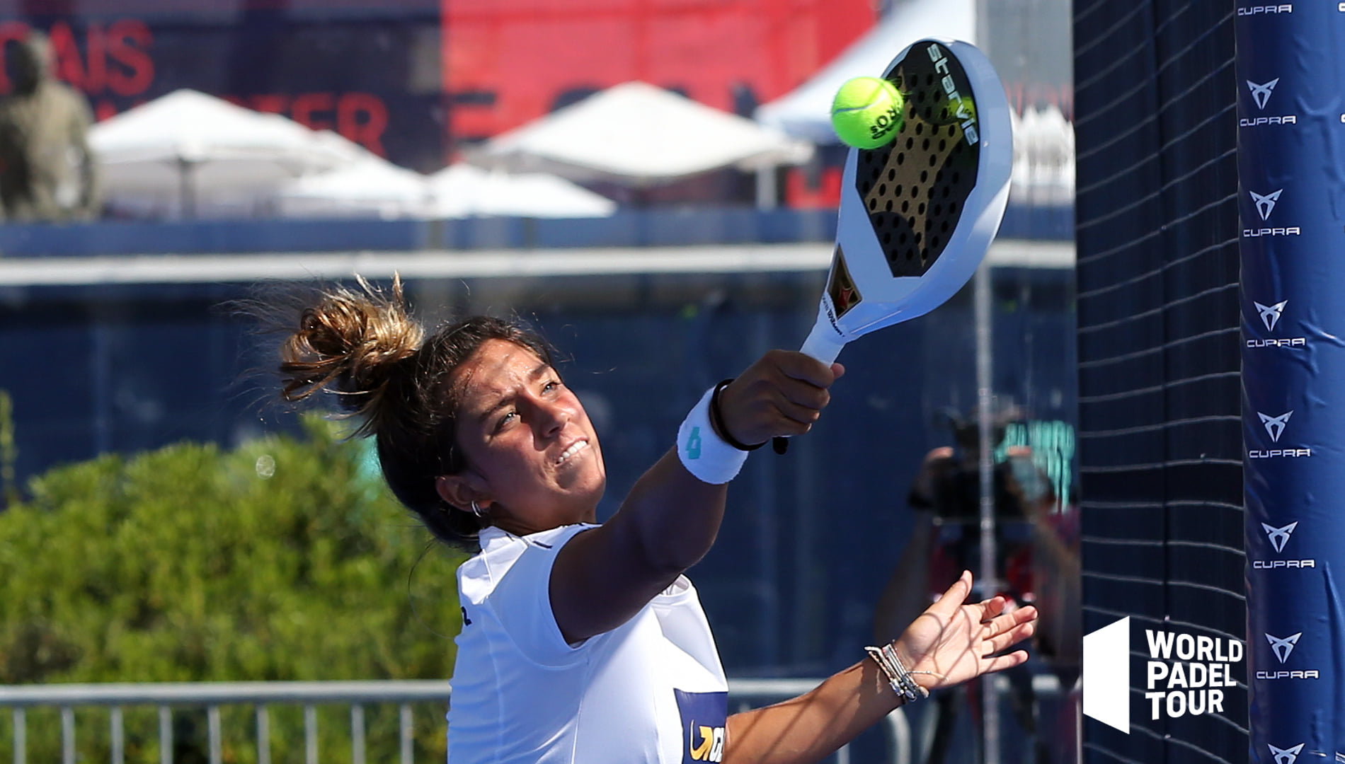Bea Gonzalez devolviendo una bola muy complicada en el partido ganado a Eli y Carol.
Fuente página de facebook world padel tour
