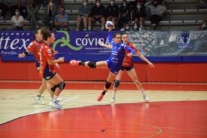 -Balonmano-Tiro de una juga dora del Bera Bera