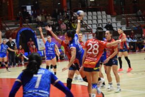 -Balonmano- Jugada en la que el Bera Bera busca un gol