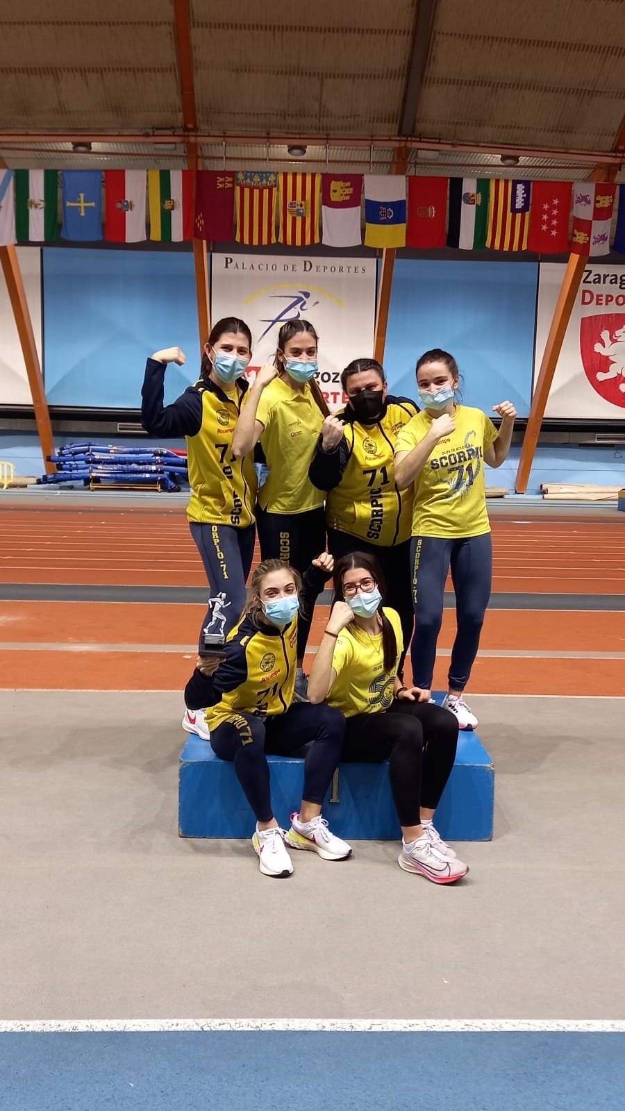 Foto del equipo absoluto femenino de ALCAMPO-Scorpio71 en el podio