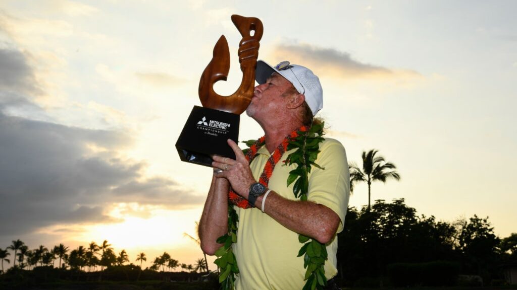 Miguel Ángel Jiménez besando el trofeo del PGA TOUR Champions en Hawaii 2022 siendo uno de los jugadores de golf españoles triunfan en Suecia