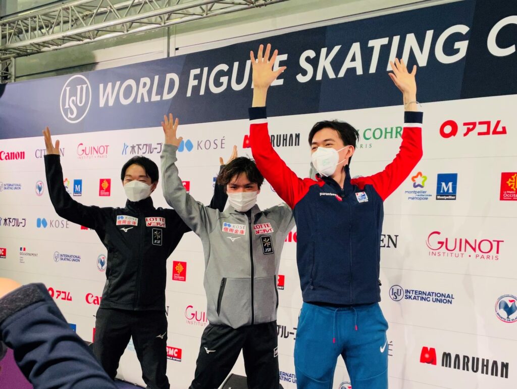 Los medallistas masculinos celebrando en la sala de prensa