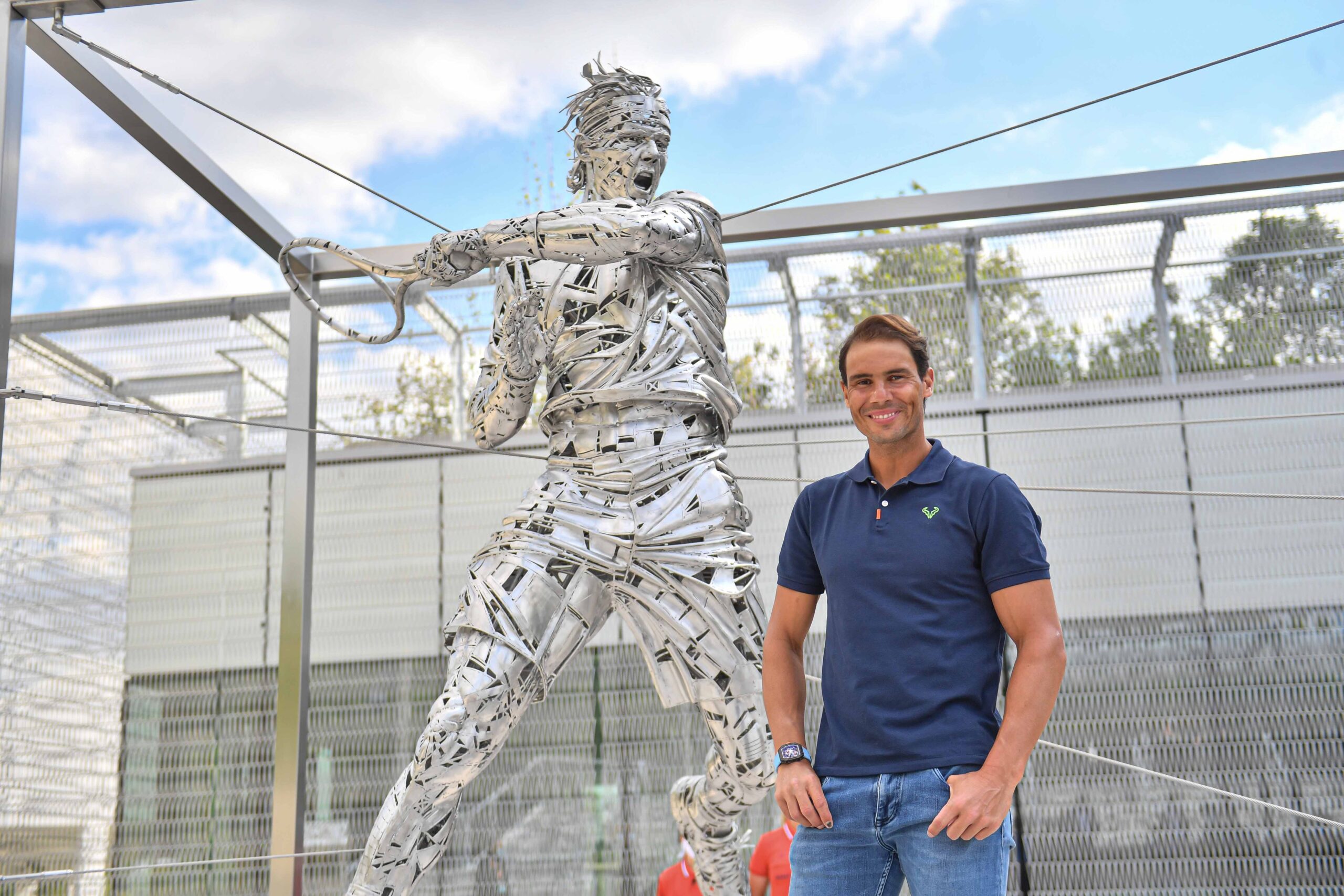 Ilustración 1. Rafael Nadal frente a la estatua creada para homenajearlo. Fuente: Pinterest