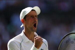 El festejo de Novak quien se aseguró una nueva final de Wimbledon.