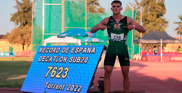 Pol Ferrer posa junto a su marca que supone el nuevo récord de España sub20 de Decatlón