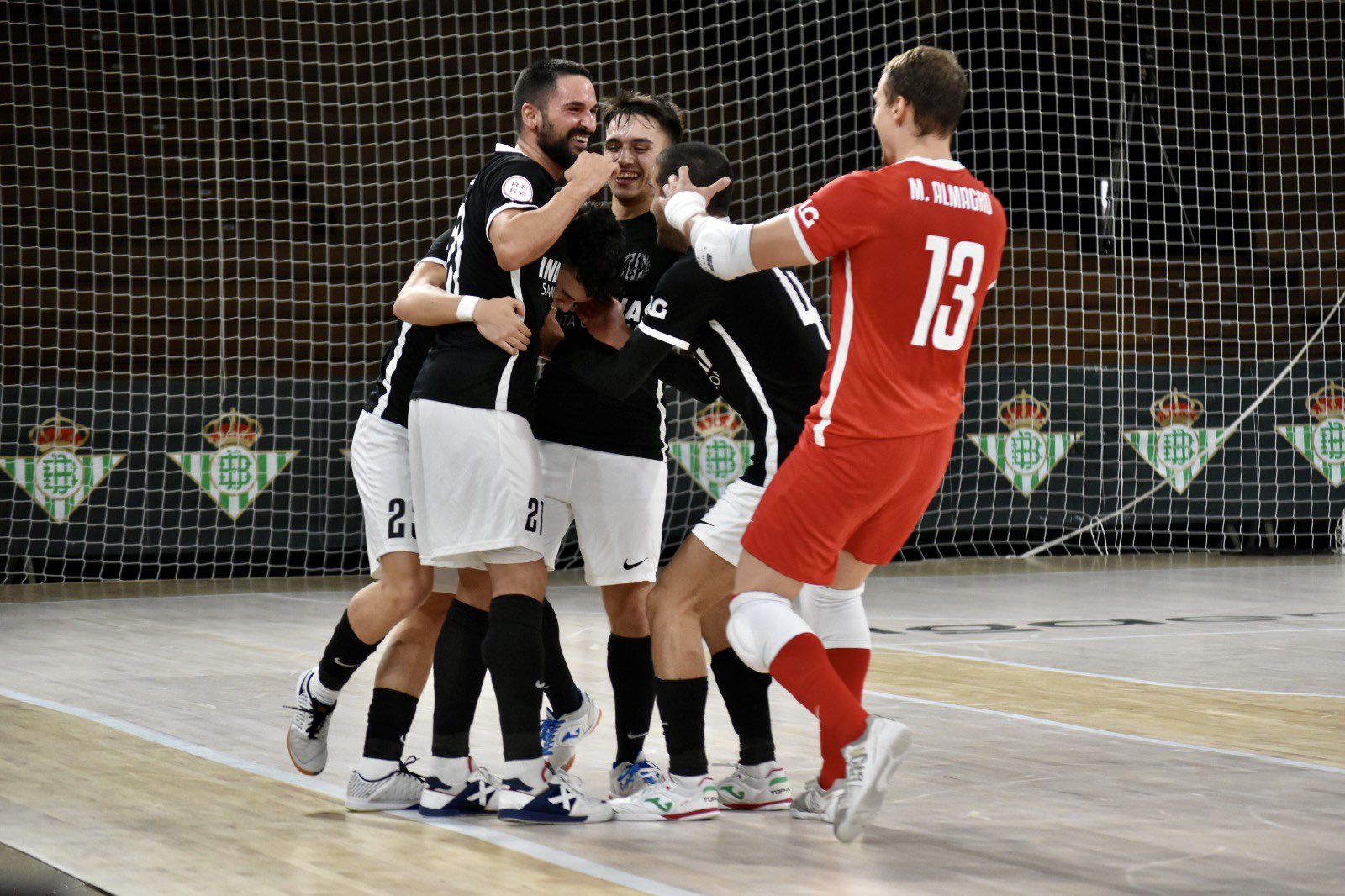 Industrias Santa Coloma celebrando un gol  Fuente: @fsalagarcia