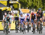 Meeus (derecha de la imagen) se impone en un ajustado sprint y da la sorpresa ante el maillot verde. Fuente: Twitter oficial del Tour de France @LeTour (ver nota 1)