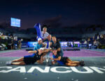 Swiatek con su equipo posando con el trofeo de las WTA Finals y con una tarta y un globo, ambos con forma de 1 simbolizando su vuelta a la cima del tenis mundial.