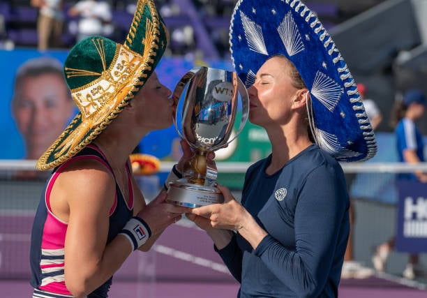 Siegemund (izquierda) y Zvonareva (derecha) posando con el trofeo de ganadoras de las WTA Finals en Cancún