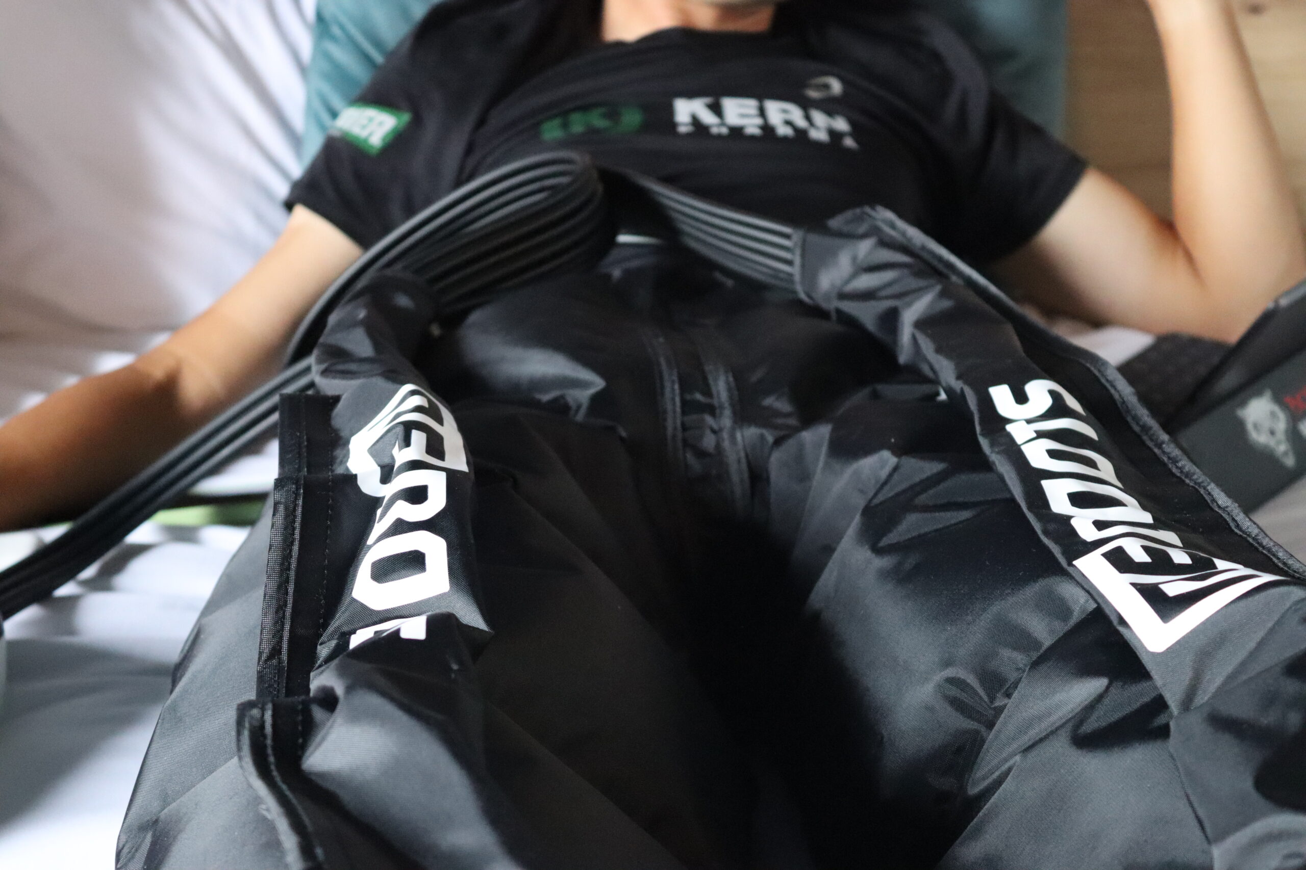 Los ciclistas del Equipo Kern Pharma ya disponen del material para su recuperación muscular.
