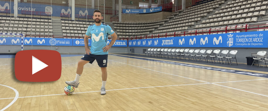 El jugador interista, Cecilio, posa sobre la pista del Jorge Garbajosa en el entrenamiento previo al partido - Movistar Inter FS