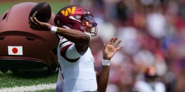 Jayden Daniels no es japonés: bandera de Japón en su casco es tributo familiar