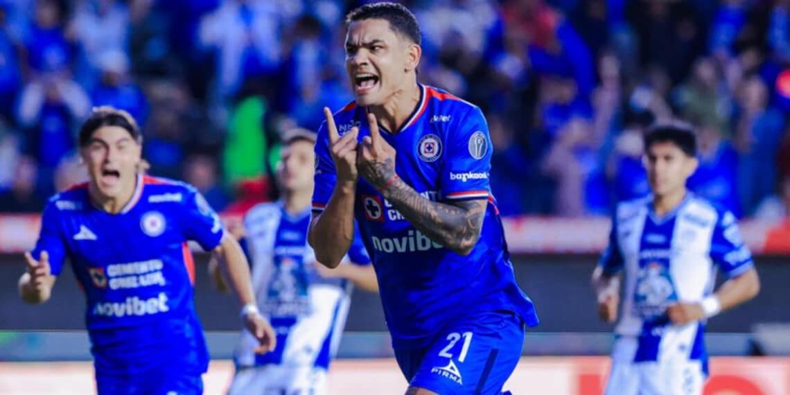 El Cruz Azul se mantiene como uno de los mejores equipos de la Liga MX en el Apertura 2025 al vencer a los Tuzos del Pachuca con 10 hombres.