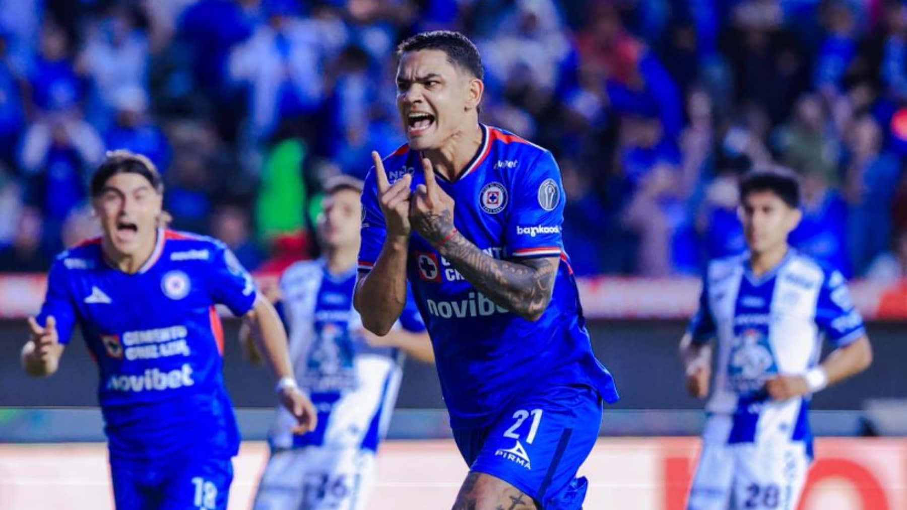 El Cruz Azul se mantiene como uno de los mejores equipos de la Liga MX en el Apertura 2025 al vencer a los Tuzos del Pachuca con 10 hombres.