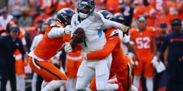 Cam Ward arranca su carrera en la NFL derrotado