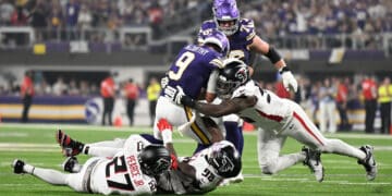 Falcons superan a Vikings en un duelo de patadas y capturas