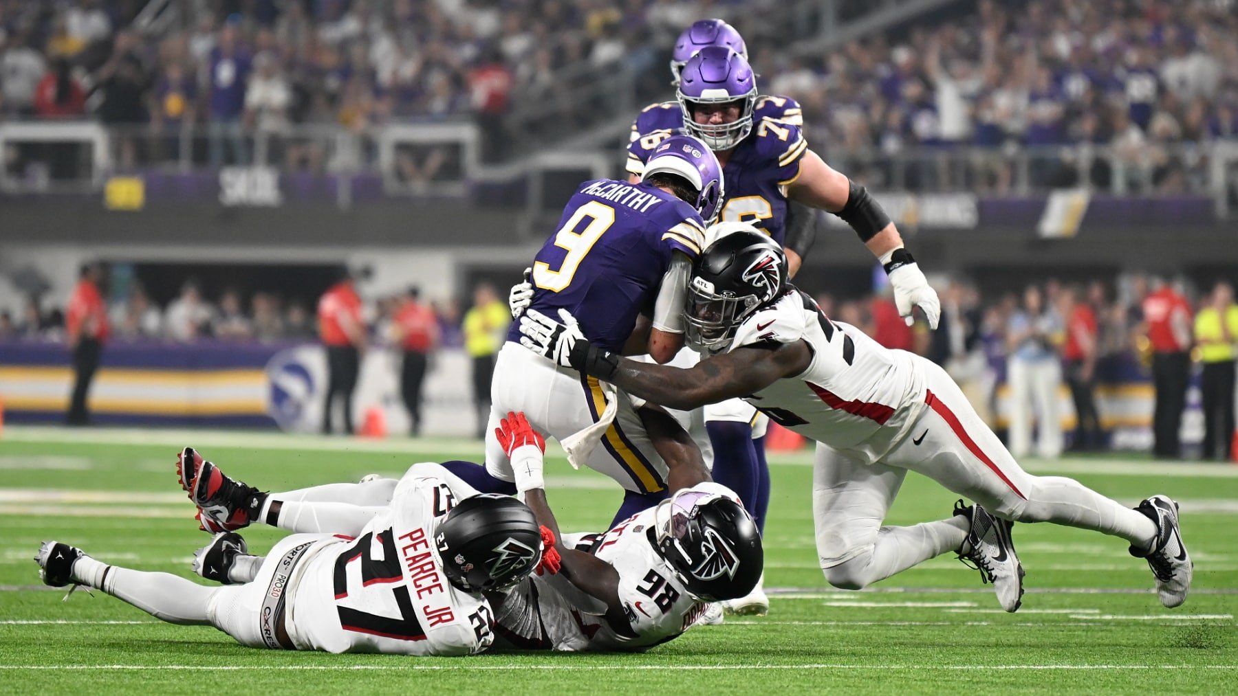 Falcons superan a Vikings en un duelo de patadas y capturas