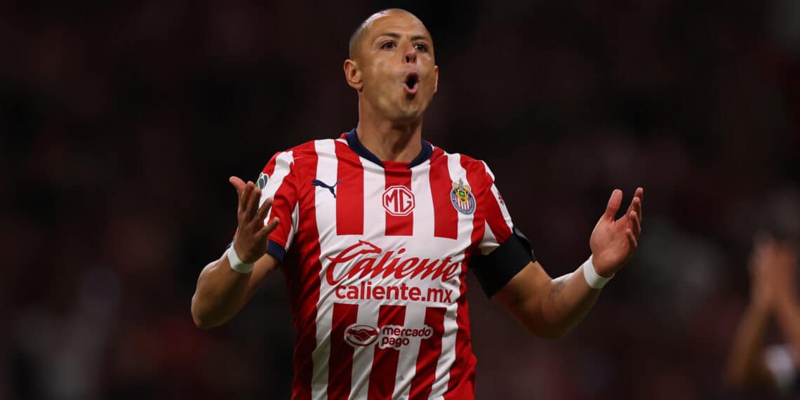 Chicharito Hernández, descartado para el duelo contra Necaxa