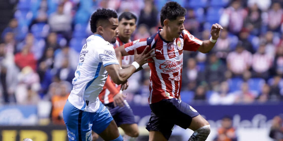 Chivas se impone a Puebla en medio de un lodazal