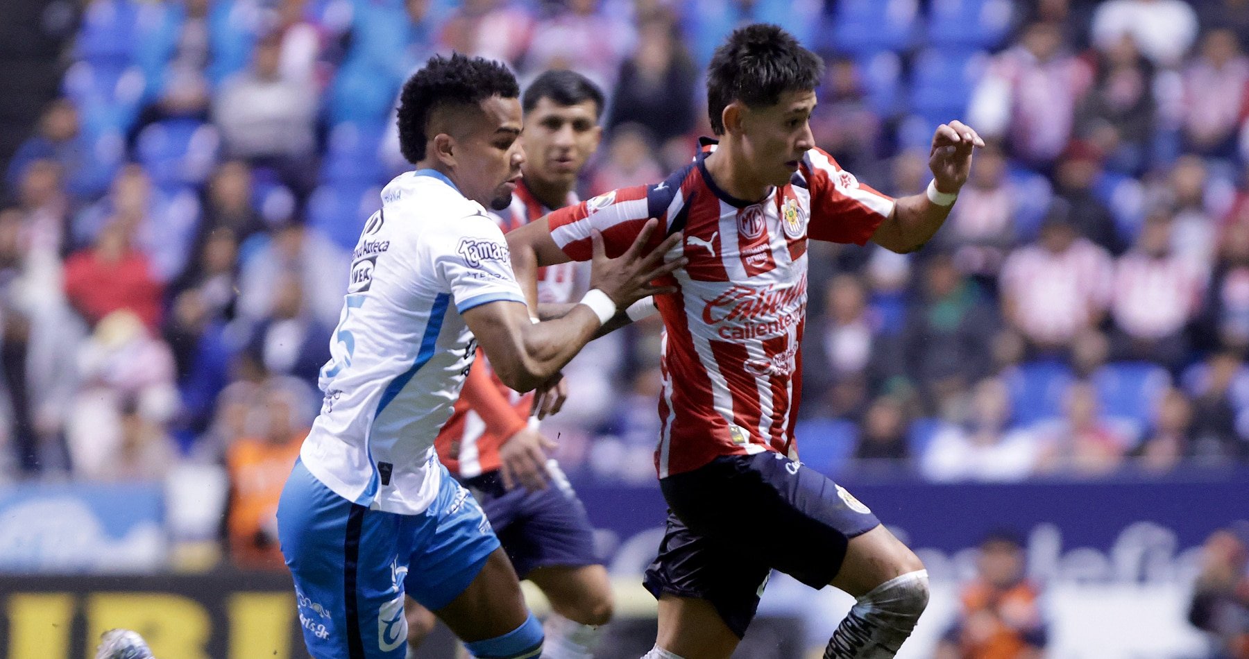 Chivas se impone a Puebla en medio de un lodazal