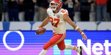 El wide receiver Xavier Worthy está fuera de actividad luego de sufrir un hombro dislocado tras ser derribado por Travis Kelce.