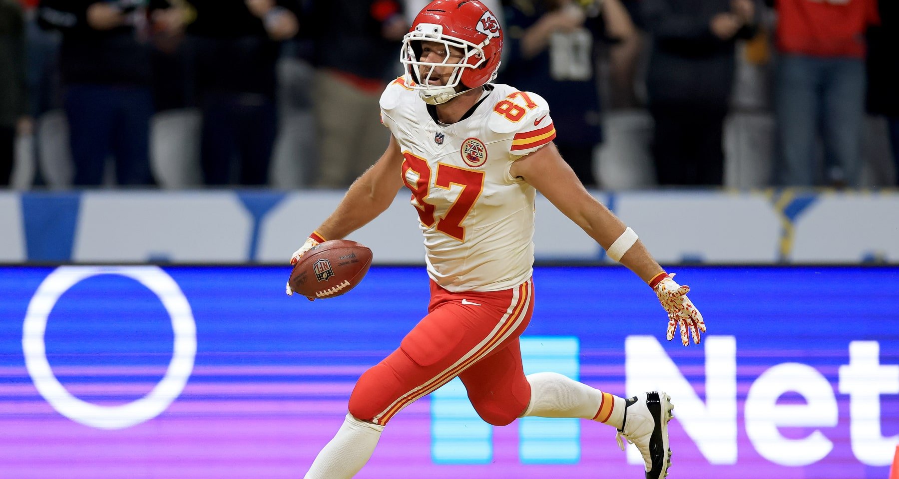 El wide receiver Xavier Worthy está fuera de actividad luego de sufrir un hombro dislocado tras ser derribado por Travis Kelce.